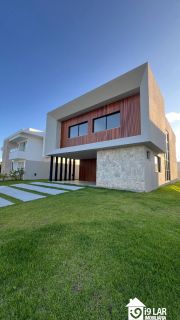 Casa Exclusiva com 4 Suítes e Área Gourmet à Venda no Alphaville Litoral Norte 2