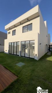 Casa Exclusiva com 4 Suítes e Área Gourmet à Venda no Alphaville Litoral Norte 2