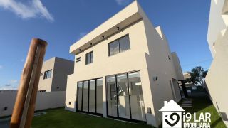 Casa Exclusiva com 4 Suítes e Área Gourmet à Venda no Alphaville Litoral Norte 2