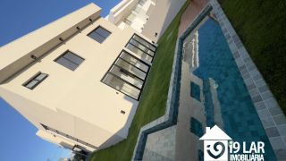 Casa Exclusiva com 4 Suítes e Área Gourmet à Venda no Alphaville Litoral Norte 2