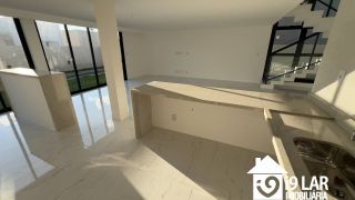 Casa Exclusiva com 4 Suítes e Área Gourmet à Venda no Alphaville Litoral Norte 2