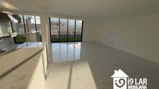 Casa Exclusiva com 4 Suítes e Área Gourmet à Venda no Alphaville Litoral Norte 2