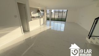 Casa Exclusiva com 4 Suítes e Área Gourmet à Venda no Alphaville Litoral Norte 2