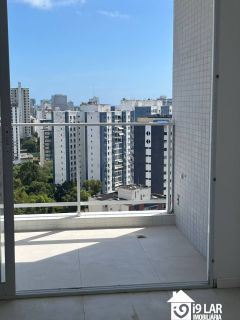 Tecnologia e Design no Caminho das Árvores: Studio com Piscina Panorâmica no Ed. Urban