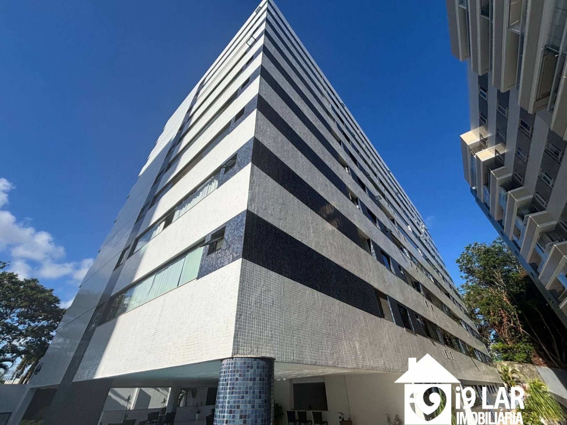 Sofisticação e Conforto no Alphaville 1 – Apartamento 2/4 com Duas Suítes e Área Gourmet.