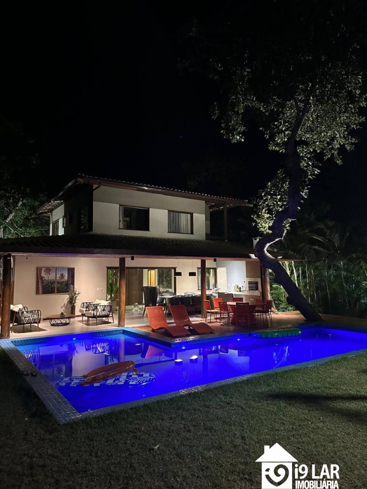 Seu Refúgio de Luxo em Praia do Forte: Casa com 4 Suítes em Terreno de 800m²