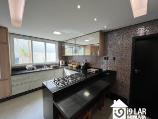 Luxo e Espaço no Alphaville 2: Casa Novíssima com 4 Suítes, 500m², Energia Solar e 7 Vagas