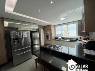 Luxo e Espaço no Alphaville 2: Casa Novíssima com 4 Suítes, 500m², Energia Solar e 7 Vagas