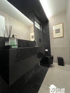 Luxo e Espaço no Alphaville 2: Casa Novíssima com 4 Suítes, 500m², Energia Solar e 7 Vagas