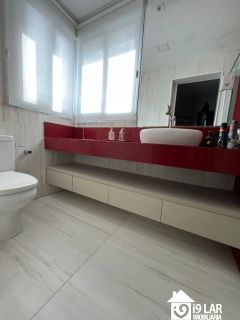 Luxo e Espaço no Alphaville 2: Casa Novíssima com 4 Suítes, 500m², Energia Solar e 7 Vagas