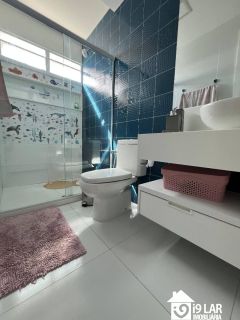 Luxo e Espaço no Alphaville 2: Casa Novíssima com 4 Suítes, 500m², Energia Solar e 7 Vagas