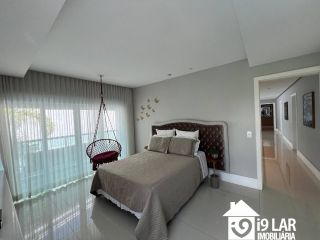 Luxo e Espaço no Alphaville 2: Casa Novíssima com 4 Suítes, 500m², Energia Solar e 7 Vagas