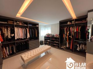 Luxo e Espaço no Alphaville 2: Casa Novíssima com 4 Suítes, 500m², Energia Solar e 7 Vagas