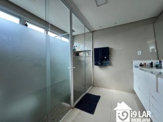 Luxo e Espaço no Alphaville 2: Casa Novíssima com 4 Suítes, 500m², Energia Solar e 7 Vagas