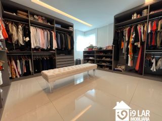 Luxo e Espaço no Alphaville 2: Casa Novíssima com 4 Suítes, 500m², Energia Solar e 7 Vagas