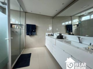 Luxo e Espaço no Alphaville 2: Casa Novíssima com 4 Suítes, 500m², Energia Solar e 7 Vagas