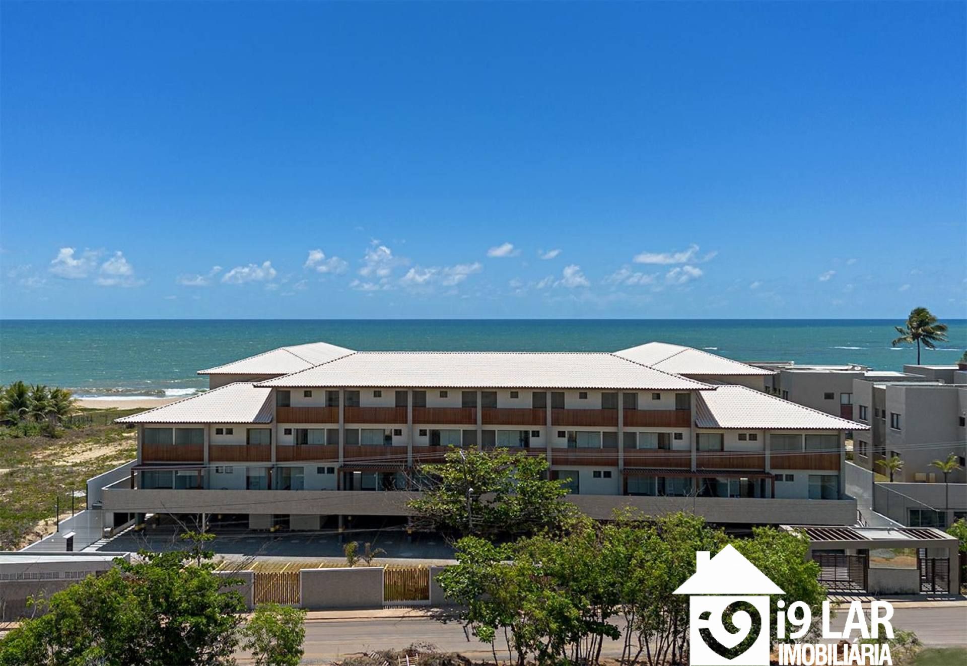 Duplex Pé na Areia no Mamont: 3 Suítes, Vista Mar e Infraestrutura Resort.