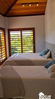 Refúgio de Luxo em Praia do Forte: Casa Design com 6 Suítes, Piscina de 65m² e Privacidade Absoluta