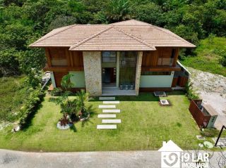 Refúgio de Luxo em Praia do Forte: Casa Design com 6 Suítes, Piscina de 65m² e Privacidade Absoluta