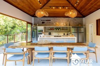 Refúgio de Luxo em Praia do Forte: Casa Design com 6 Suítes, Piscina de 65m² e Privacidade Absoluta