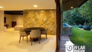 Refúgio de Luxo em Praia do Forte: Casa Design com 6 Suítes, Piscina de 65m² e Privacidade Absoluta