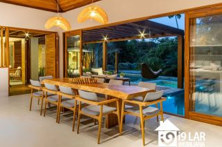 Refúgio de Luxo em Praia do Forte: Casa Design com 6 Suítes, Piscina de 65m² e Privacidade Absoluta