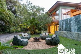 Refúgio de Luxo em Praia do Forte: Casa Design com 6 Suítes, Piscina de 65m² e Privacidade Absoluta