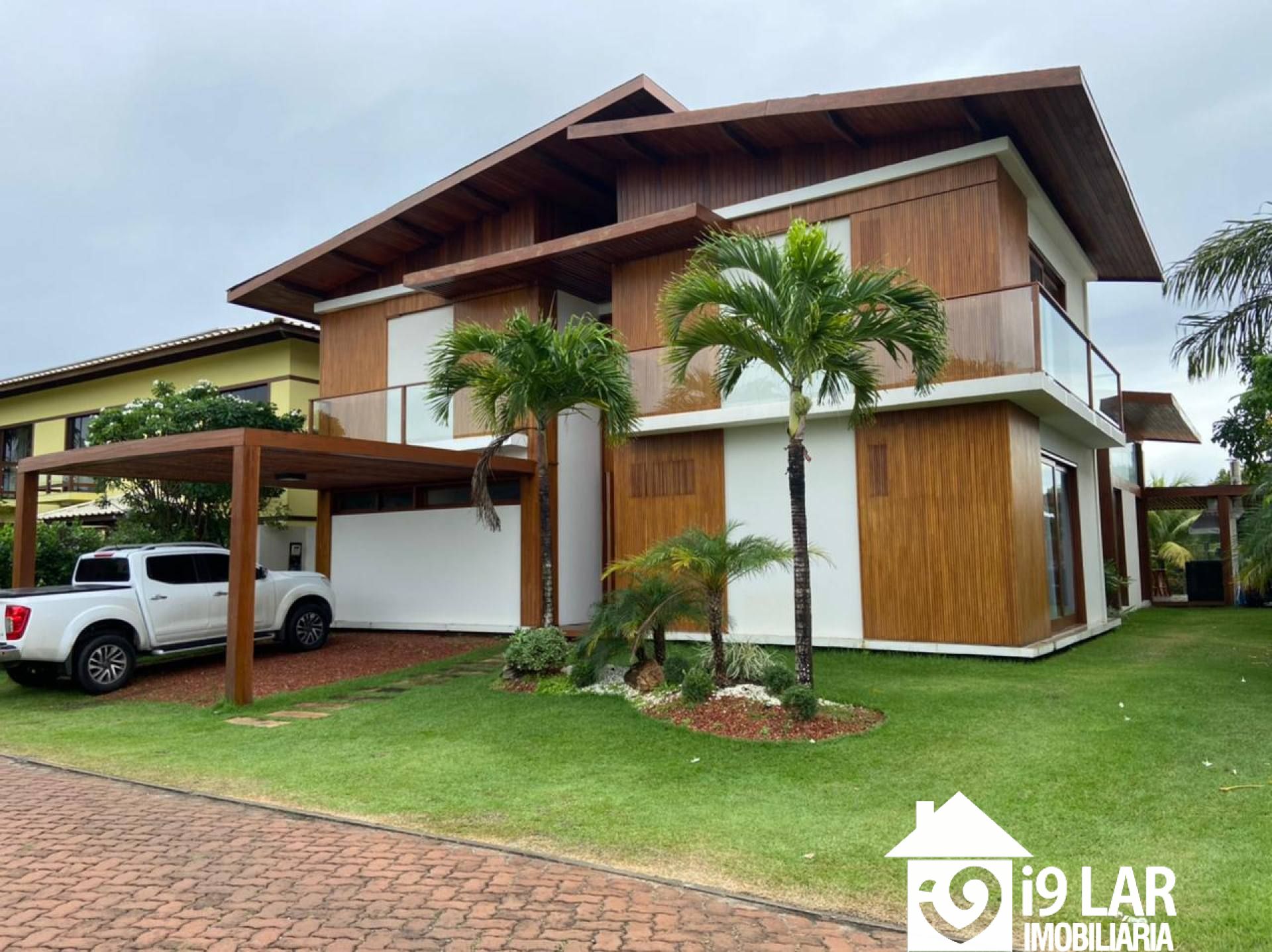 Seu Paraíso Particular em Praia do Forte: Casa Mobiliada e Decorada com 6 Suítes no Condomínio Piscinas Naturais