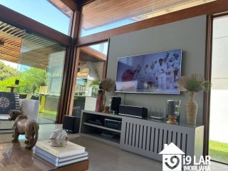 Seu Paraíso Particular em Praia do Forte: Casa Mobiliada e Decorada com 6 Suítes no Condomínio Piscinas Naturais