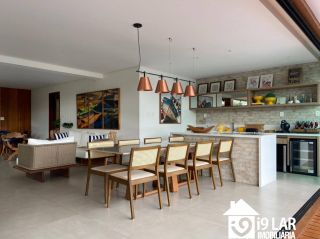 Seu Paraíso Particular em Praia do Forte: Casa Mobiliada e Decorada com 6 Suítes no Condomínio Piscinas Naturais