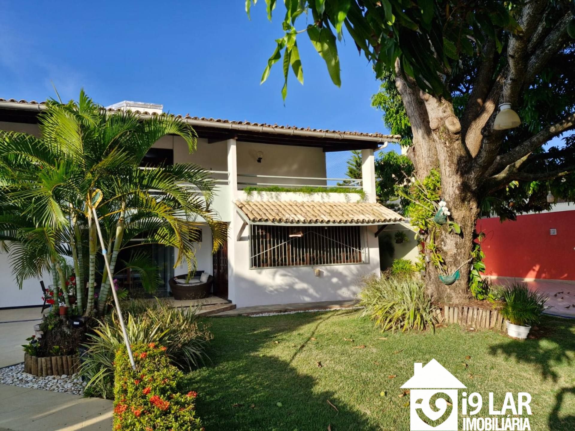 Exclusividade e Duplo Acesso no Itaigara: Mansão com 5 Suítes em Condomínio Fechado