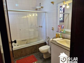 Exclusividade e Duplo Acesso no Itaigara: Mansão com 5 Suítes em Condomínio Fechado