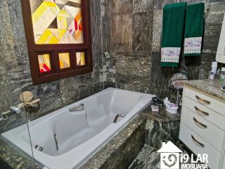 Exclusividade e Duplo Acesso no Itaigara: Mansão com 5 Suítes em Condomínio Fechado