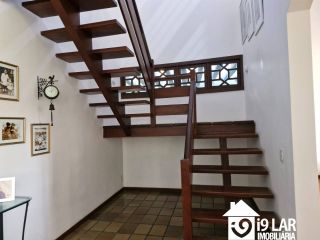 Exclusividade e Duplo Acesso no Itaigara: Mansão com 5 Suítes em Condomínio Fechado