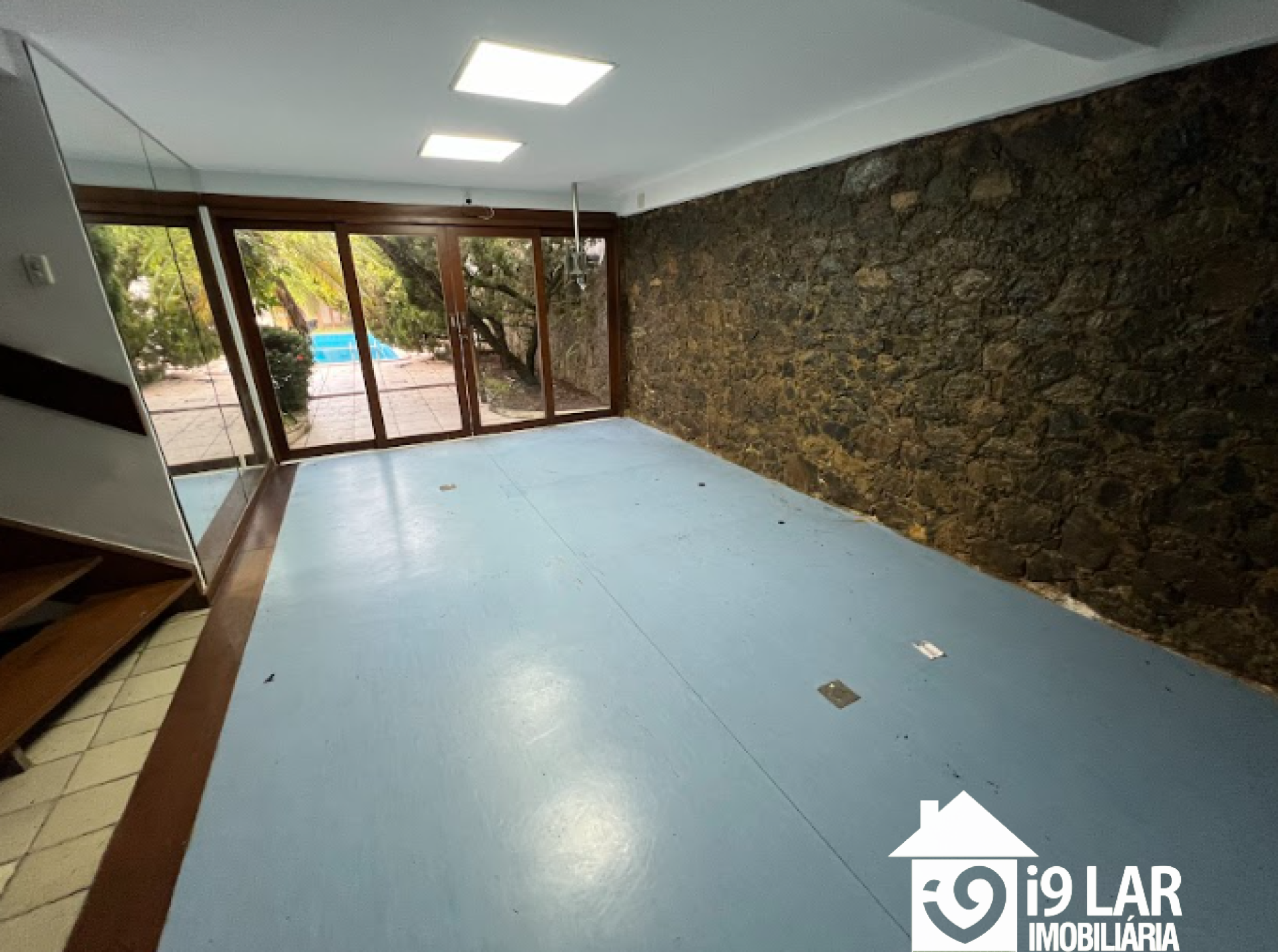 Sofisticação no Itaigara: Casa de Rua com 4 Suítes, Lazer Completo e Acabamento Premium