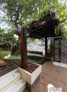 Sofisticação no Itaigara: Casa de Rua com 4 Suítes, Lazer Completo e Acabamento Premium