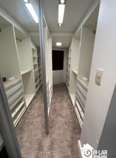 Sofisticação no Itaigara: Casa de Rua com 4 Suítes, Lazer Completo e Acabamento Premium