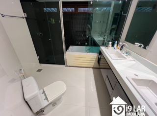 Sofisticação no Itaigara: Casa de Rua com 4 Suítes, Lazer Completo e Acabamento Premium