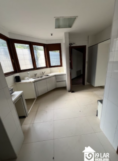 Sofisticação no Itaigara: Casa de Rua com 4 Suítes, Lazer Completo e Acabamento Premium