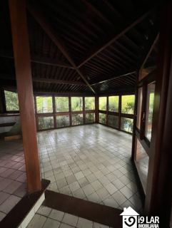 Sofisticação no Itaigara: Casa de Rua com 4 Suítes, Lazer Completo e Acabamento Premium