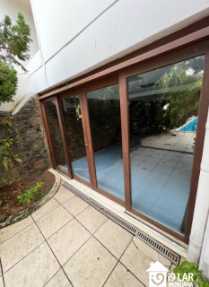Sofisticação no Itaigara: Casa de Rua com 4 Suítes, Lazer Completo e Acabamento Premium