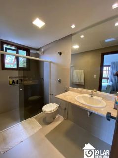 Design e Amplitude no Itaigara: Casa Duplex com Pé Direito Duplo e 3 Suítes Imensas