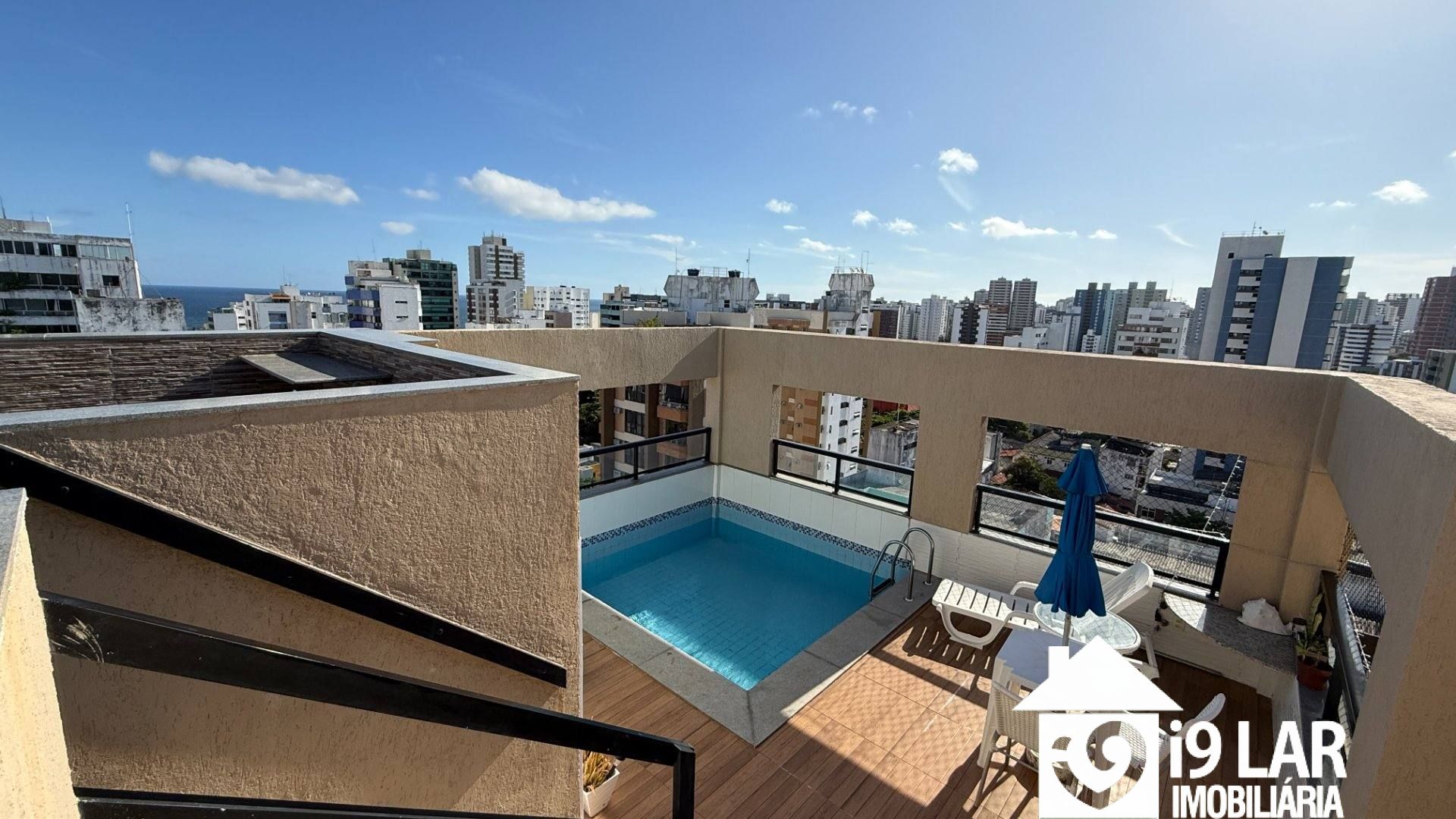 Cobertura Exclusiva na Pituba – 211m², 3 Suítes, Piscina e Vista Mar