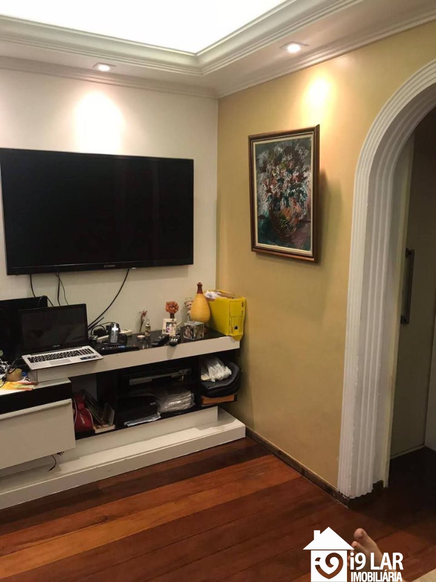 Apartamento Sofisticado com Iluminação Planejada, 2 Quartos e Semi-Mobiliado