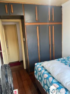 Apartamento Sofisticado com Iluminação Planejada, 2 Quartos e Semi-Mobiliado