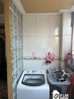 Apartamento Sofisticado com Iluminação Planejada, 2 Quartos e Semi-Mobiliado