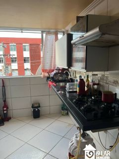 Apartamento Sofisticado com Iluminação Planejada, 2 Quartos e Semi-Mobiliado