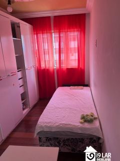 Apartamento Sofisticado com Iluminação Planejada, 2 Quartos e Semi-Mobiliado