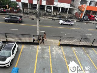 Apartamento Sofisticado com Iluminação Planejada, 2 Quartos e Semi-Mobiliado