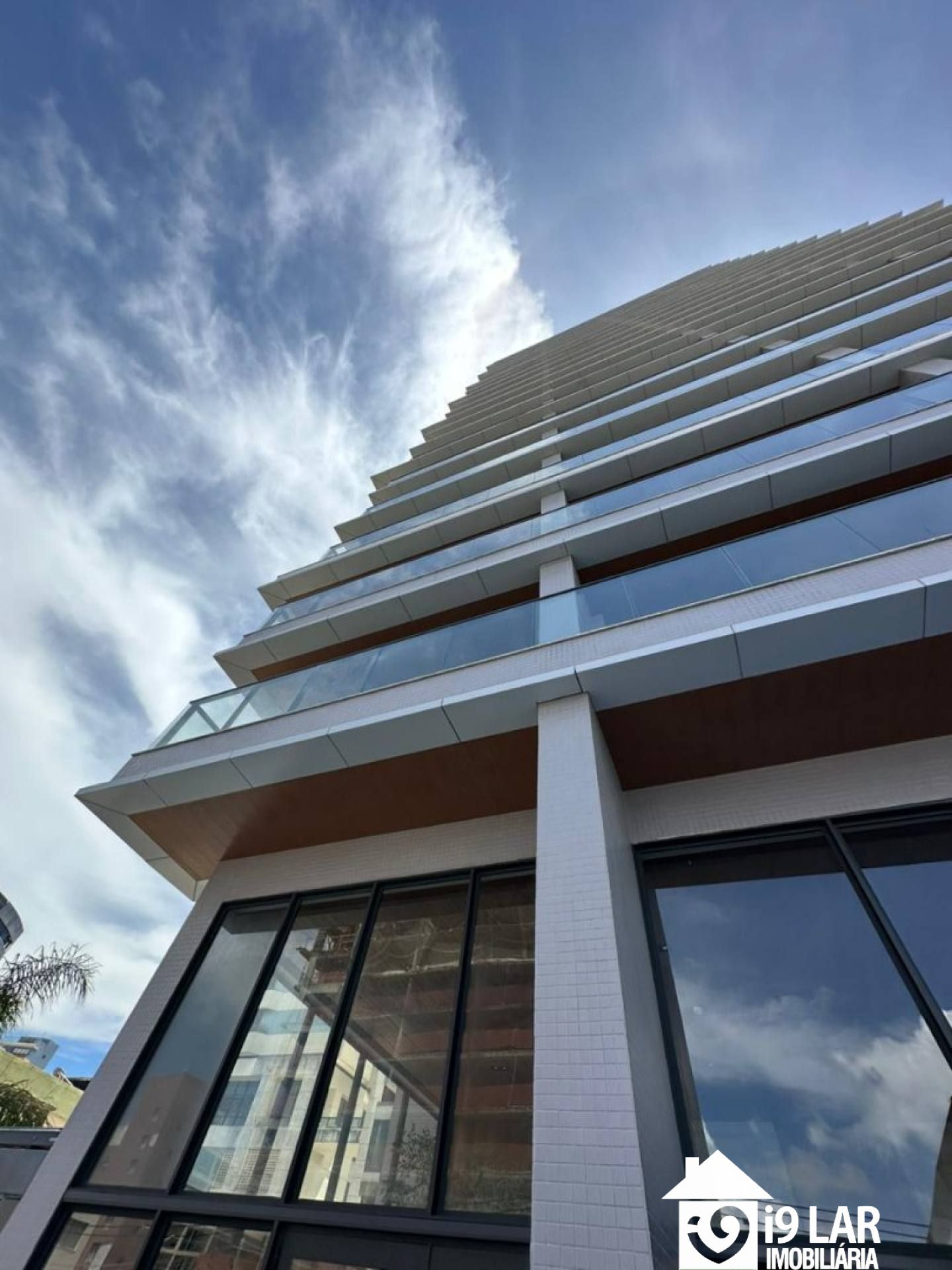 Apartamento 2 suítes na Barra com vista mar, andar alto e 2 vagas no Signature